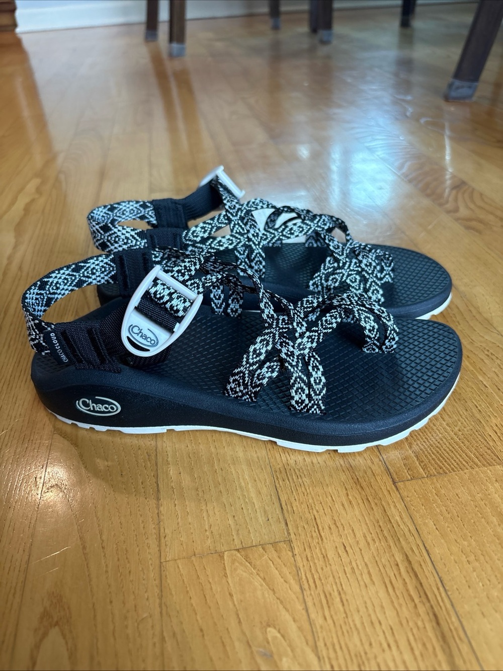 Chaco ZX/2 Cloud Sandals Black White strappy hiking Shoes Arch Womens Size 7